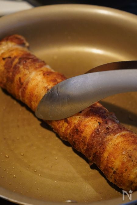 オークスの「もりつけトング」で肉をつかむ