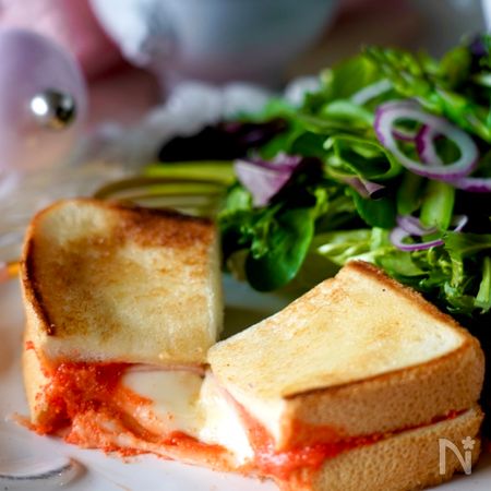 フライパンで焼くだけ チーズとろ りピリ辛明太ホットサンド By 道添明子 あーぴん レシピサイト Nadia ナディア プロの料理家のおいしいレシピ