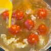 5分で完成🍅ふわふわ卵とミニトマトのスープ!中華風あっさりの工程3