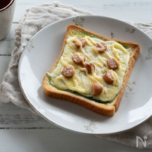 玉ねぎとソーセージのバジルソーストースト