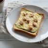 玉ねぎとソーセージのバジルソーストースト