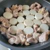 鶏の旨味たっぷり！【鶏肉とながいものみぞれ煮】の工程2