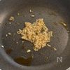 卵だけで大満足！家族がハマる【たまご炒飯】の工程1