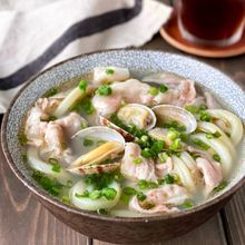 【レンジだけ！豚バラとあさりの白だしうどん】うま味たっぷり♪