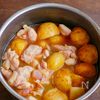 新じゃがと鶏肉とうずらの卵の甘辛醤油バター煮の工程3
