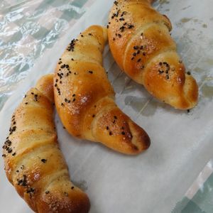 LIAMの作ってみた!投稿(塩パン好きへ！研究を重ねて食感を追求した『クレセント塩パン』)