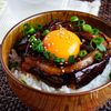 『なすユッケ丼』甘辛タレと卵黄のコクが最高に合うどんぶり