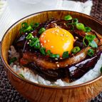 『なすユッケ丼』甘辛タレと卵黄のコクが最高に合うどんぶり