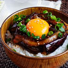 『なすユッケ丼』甘辛タレと卵黄のコクが最高に合うどんぶり