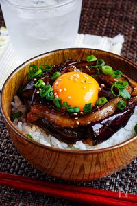 『なすユッケ丼』甘辛タレと卵黄のコクが最高に合うどんぶり