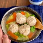 旨みあふれる【ふわふわ鶏団子とキャベツのごちそうスープ】