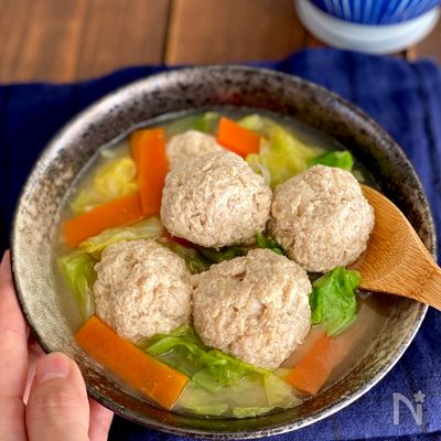 旨みあふれる【ふわふわ鶏団子とキャベツのごちそうスープ】
