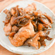 白いごはんと相性抜群！鶏もも肉とまいたけの照り焼き