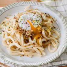 【爆速5分】箸が止まらん！カリカリしらすの濃厚ペペ玉うどん♪