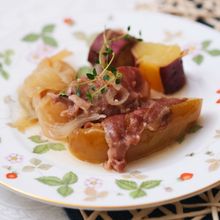 りんごの豚肉ロールとさつまいものポットロースト
