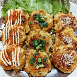 よっこの作ってみた!投稿(【ワンパン焼き鳥風つくね】甘辛だれに３種のトッピングで♪)