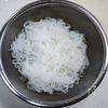 シャキシャキ食感が美味しい「糸こんにゃくとエノキのすき炒め」の下準備