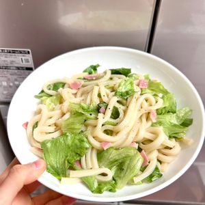 ケの作ってみた!投稿(冷蔵庫の定番でパパッと♪【ベーコンとレタスの焼きうどん】)