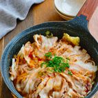 フライパンで熱々を食卓に♪白菜ともやしと豚バラのスタミナ蒸し