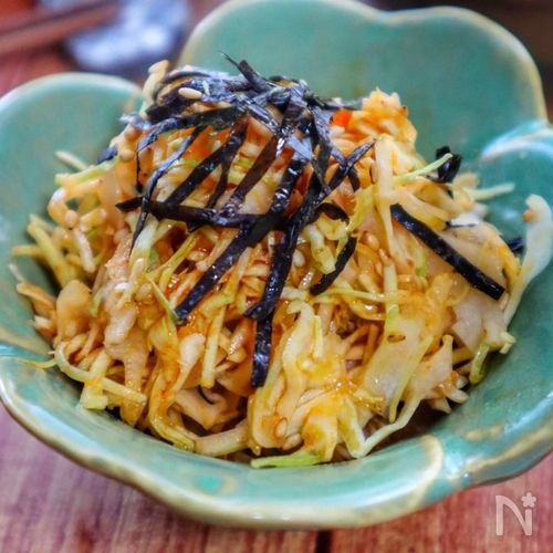 火を使わずに♪やみつき♡千切りキャベツのピリ辛味噌だれサラダ