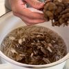 切干大根と舞茸のみそ汁【時間なくても栄養たっぷり】の工程1