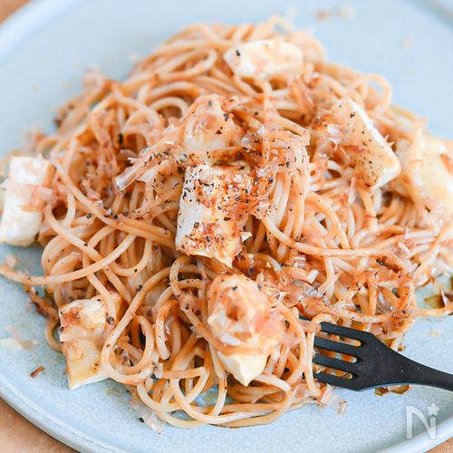 意外な組み合わせ！？カマンベールチーズとかつおぶしのパスタ