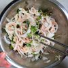 新玉ねぎとツナの無限マリネ│ツナ缶オイルで旨味引き立つ副菜の工程3