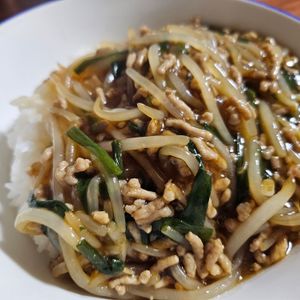 Maiの作ってみた!投稿(もやしで節約【ニラもやしのあんかけ丼】10分で簡単ごはん)