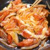 簡単♪あま~い🤭💕ウインナーと玉ねぎのケチャバター炒め✨の工程4