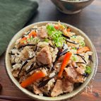 【鶏ひじきの炊き込みご飯】鶏の旨みがぎゅっと詰まった！