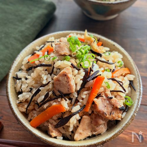 【鶏ひじきの炊き込みご飯】鶏の旨みがぎゅっと詰まった!