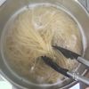 【さやえんどうのペペロンチーノ】春野菜が主役のパスタの工程1