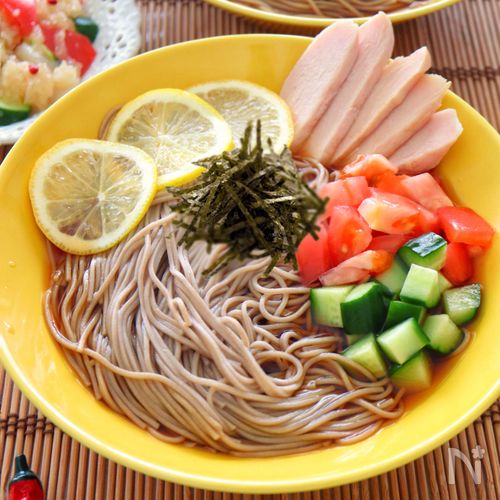 暑い日に食べたい！さっぱり蒸し鶏レモンそば