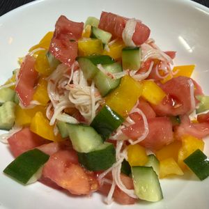 ゆっこの作ってみた!投稿(カニカマと野菜のサラダ)