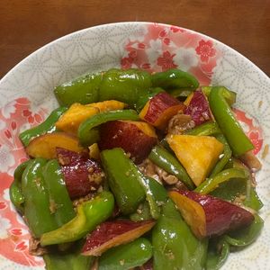 あんこ好きの作ってみた!投稿(香味ダレがバリ旨《さつまいもと豚こま♡中華炒め》)