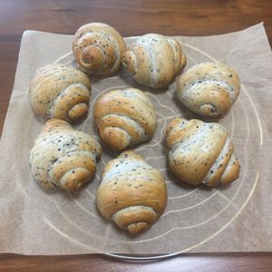 こむぎの作ってみた!投稿(【おうちパン屋さん】米粉でモチモチ★黒胡麻ロールパン♬)