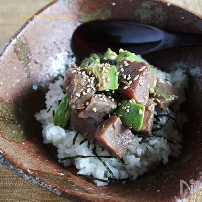 赤ワイン漬けまぐろのアボカド丼