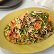 腸スッキリ！【豆苗とひらひらにんじんの腸活サラダ】