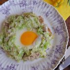 おうち時間に！豚キャベツの巣ごもり卵