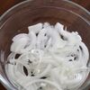 【シンプルながら抜群の味付け】新玉ねぎとトマトの和風サラダの工程1