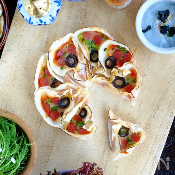 簡単で完璧っ♡餃子の皮のフラワー・ピザ！