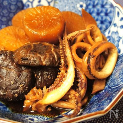 オーソドックスな干し椎茸出汁で烏賊大根