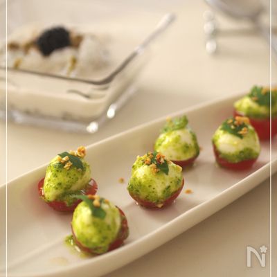 パクチーとピーナッツソースのプチカプレーゼ