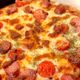 【ミニトマトとウインナーのピザ🍕】