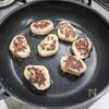 粉チーズたっぷりで「大人の蓮根肉詰め焼き」の工程3