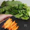 抱えて食べたいやみつきレシピ【小松菜とにんじんのツナナムル】の工程1