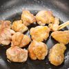 行列の定食屋さんの✨鶏とブロッコリーのガリバタレモン炒め🤩の工程2