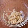 【えのきとわかめの梅ナムル】さっぱり和風でおいしい１品♪の工程2