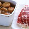 梅干しでさっぱり蒸し豚の下準備