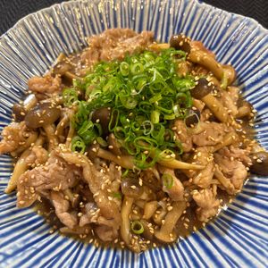 楽ラク手抜キッチン🐶🐾の作ってみた!投稿(コク旨♡ご飯がすすむ♪【豚こまときのこのオイスター炒め】)